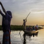 Donne che attingono acqua dal Lago Ciad - Foto Marco Gualazzini | World Press Photo